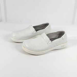 Alegria Embossed White Slip-On Clogs #816 Size EU 39 (US 9)